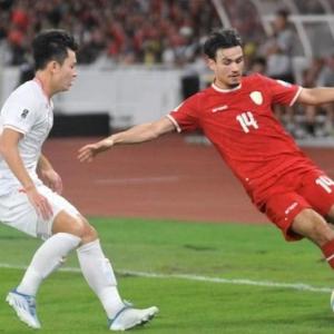 Cầu thủ nhập tịch Indonesia thất nghiệp, chuyển sang bán quần áo