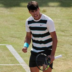 Alcaraz tiến vào bán kết Queen's Club, Zverev gặp Medvedev ở Halle Open