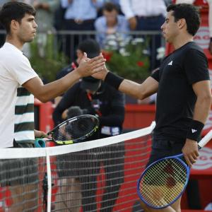 Alcaraz tiến vào tứ kết Queen's Club, Sinner bị loại ở Halle Open