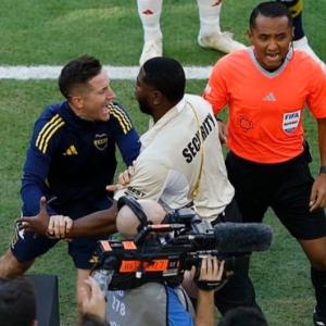 Đòi xem VAR, cựu sao Man Utd nhận cái kết cực đắng từ FIFA