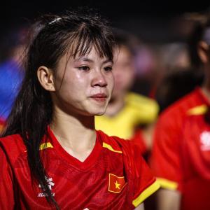 U19 nữ Việt Nam bật khóc sau khi đánh mất ngôi vô địch vào tay người Thái