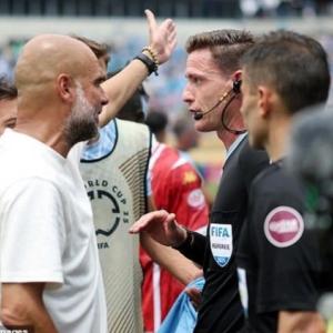 HLV Pep Guardiola phẫn nộ với trọng tài, CĐV tranh cãi dữ dội