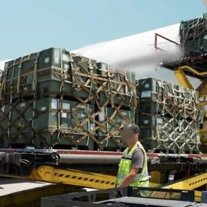 Loạt máy bay chở vũ khí đáp xuống Israel giữa lúc căng thẳng