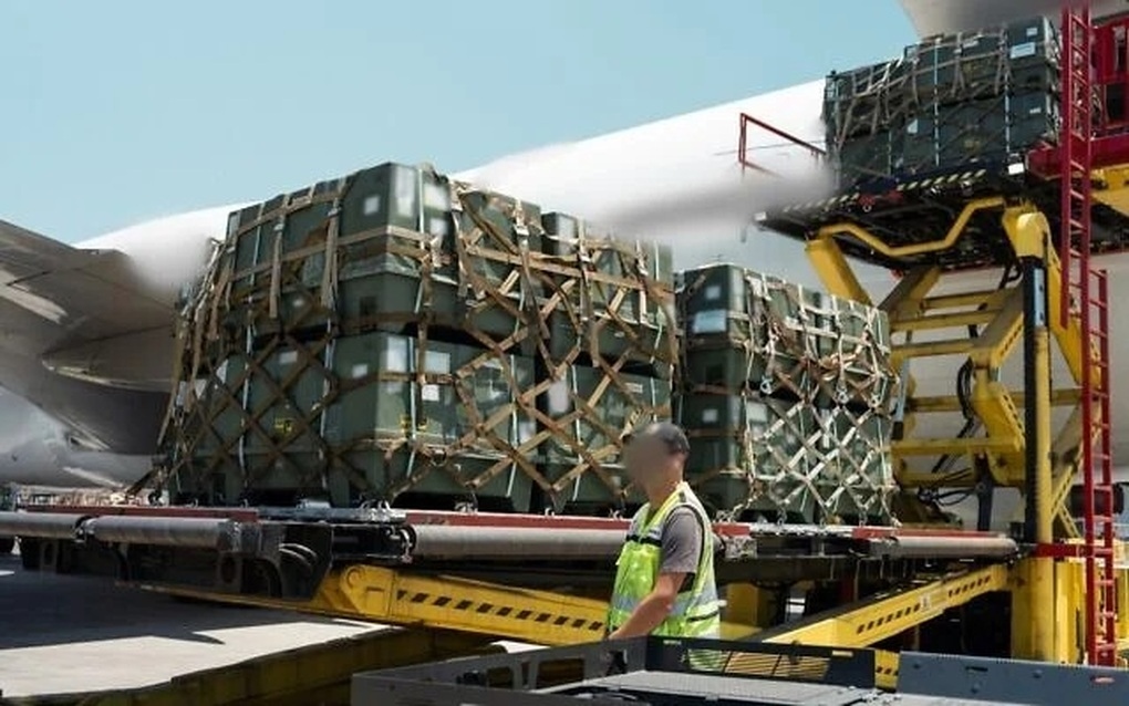 Loạt máy bay chở vũ khí đáp xuống Israel giữa lúc căng thẳng