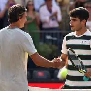Alcaraz vượt qua vòng 1 Queen's Club, Sinner thăng hoa ở Halle Open