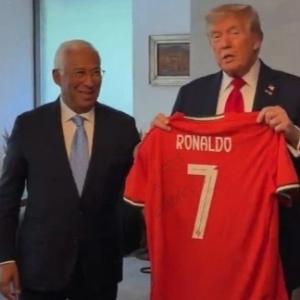 C.Ronaldo gửi quà, kèm theo lời nhắn nhủ đặc biệt với Tổng thống Trump