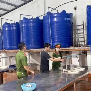 Hé lộ nguồn gốc nghìn chai nước mắm bị vứt bỏ ở bụi rậm ven đường