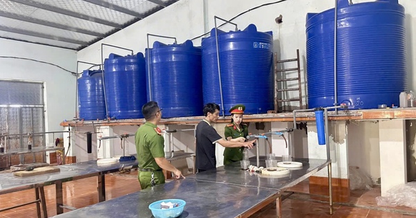 Hé lộ nguồn gốc nghìn chai nước mắm bị vứt bỏ ở bụi rậm ven đường