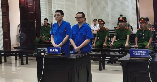 Bà chủ quán trà đá phát hiện 2 đối tượng nước ngoài tiêu tiền giả
