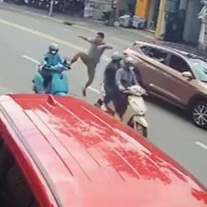 Người đàn ông xuống ô tô đạp ngã nữ tài xế 26 tuổi khai gì?