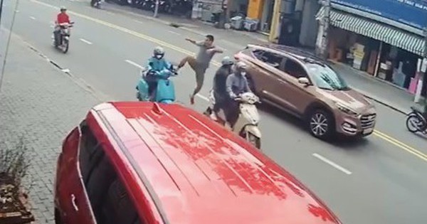 Người đàn ông xuống ô tô đạp ngã nữ tài xế 26 tuổi khai gì?