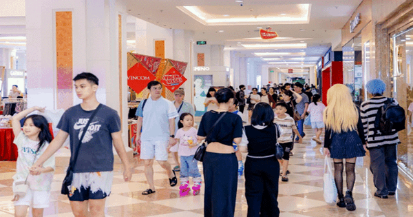 Hiện tượng mua sắm Vincom Red Sale “khuấy đảo” thị trường bán lẻ mùa hè 2025