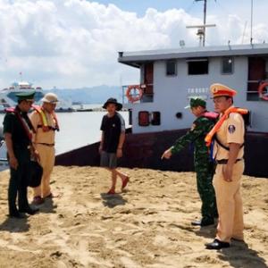 Tạm giữ tàu chở cát không có hóa đơn, chứng từ