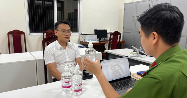 Hà Nội: Phó Chủ tịch thị trấn Chúc Sơn sản xuất hàng giả