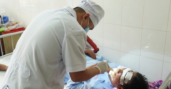 Đang đi trên đường, tài xế bị máy bay không người lái đâm bị thương