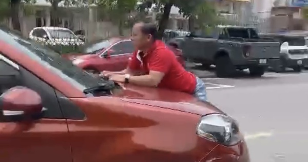 Công an vào cuộc điều tra vụ người đàn ông bám đầu ô tô đang chạy