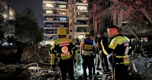 Iran nã hàng trăm tên lửa vào Israel