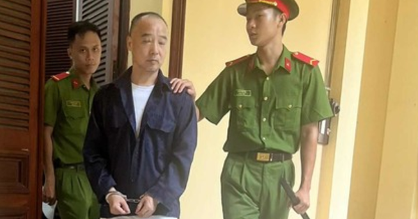 Án tù cho người đàn ông nước ngoài "tiện tay" trộm tiền trên máy bay