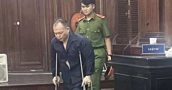 Bị hại bức xúc trước thái độ ngạo mạn của giám đốc chống nạng hầu tòa