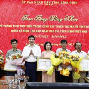 Phóng viên Tạp chí Đời sống và Pháp Luật nhận bằng khen của UBND tỉnh Bình Định