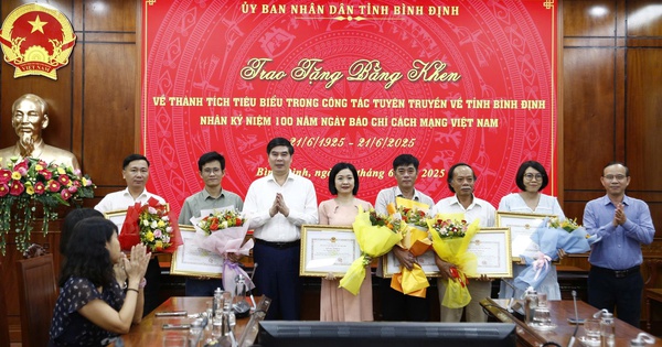 Phóng viên Tạp chí Đời sống và Pháp Luật nhận bằng khen của UBND tỉnh Bình Định