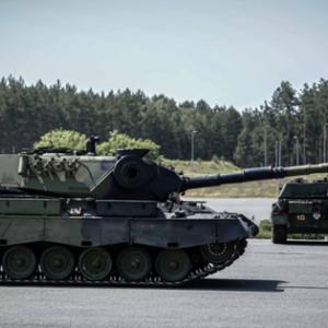 Quốc gia nổi tiếng trung lập “nói lời dứt khoát” về viện trợ xe tăng cho Ukraine