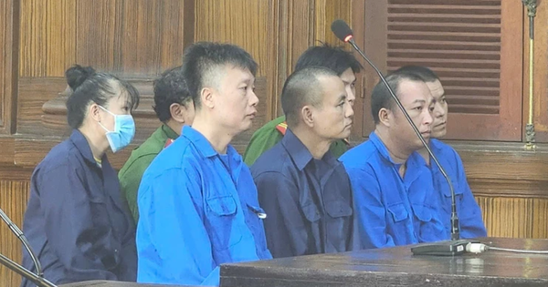 Cựu cán bộ hải quan và 4 chủ hàng hầu tòa vì buôn lậu