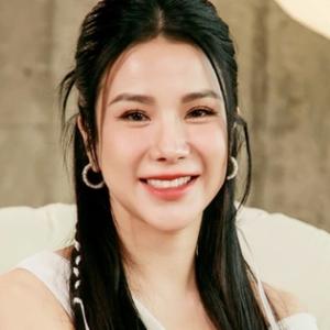 Ca sĩ Diệp Lâm Anh đưa 2 con đi du lịch cùng bạn trai kém 11 tuổi