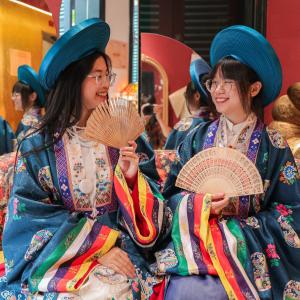 Trào lưu chụp ảnh lấy liền đậm chất Việt hút giới trẻ giữa lòng Hà Nội