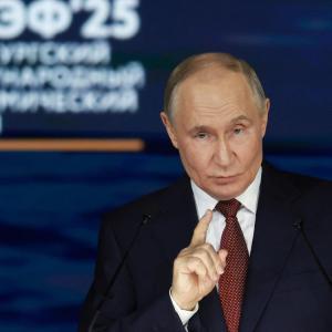 Ông Putin: Kinh tế Nga tuyệt đối không được rơi vào suy thoái