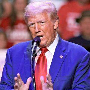 Fox News bị nghi thêm tiếng reo hò vào cảnh ông Donald Trump phát biểu