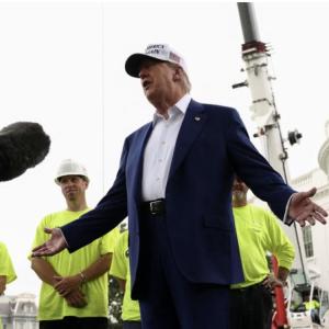 Ông Trump lấp lửng chuyện can thiệp quân sự vào Iran