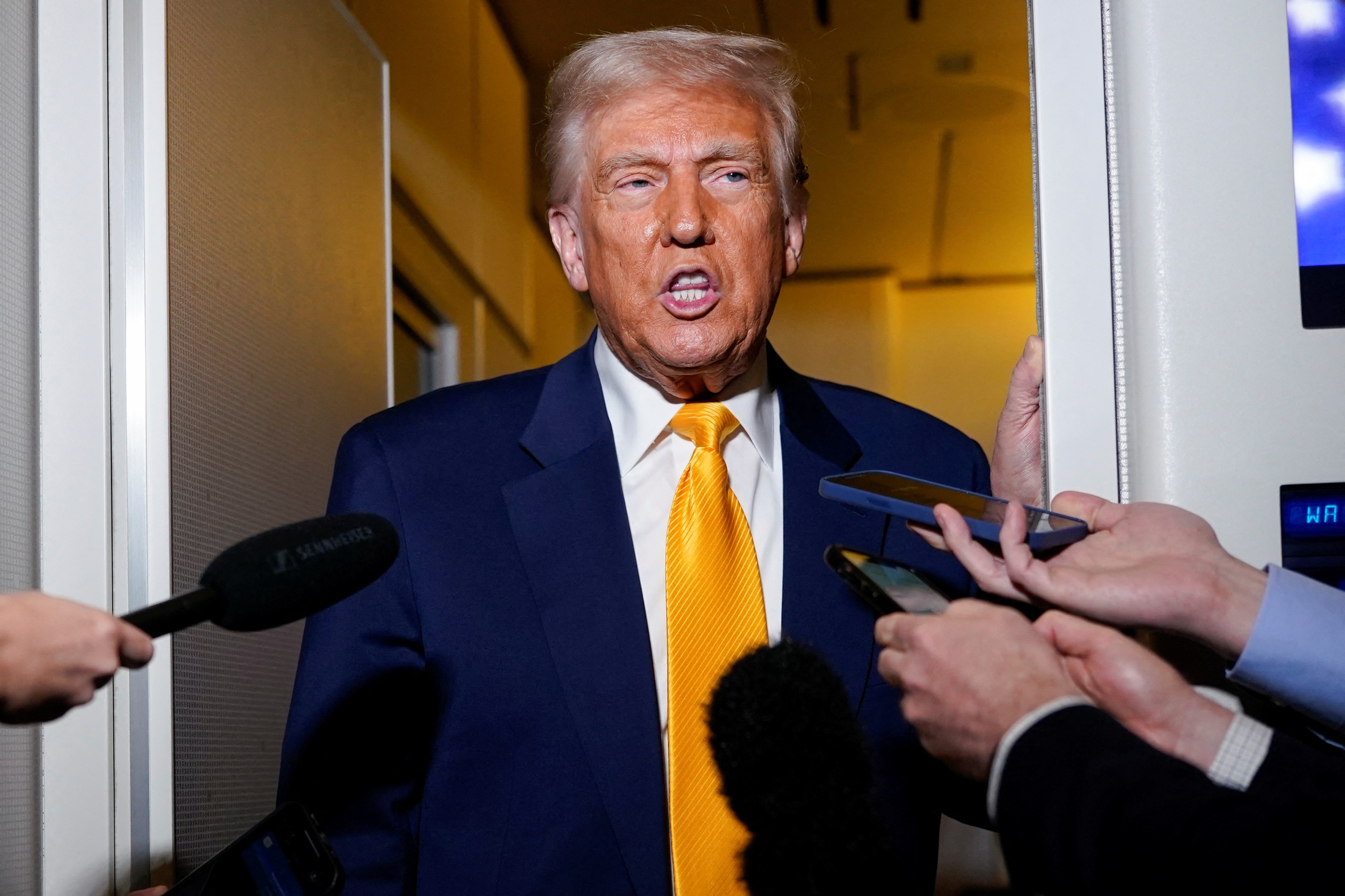 Chiến thuật “câu giờ” của ông Trump khi lùi quyết định tấn công Iran