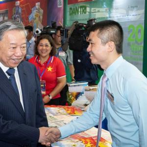 Tổng Bí thư Tô Lâm tham quan gian trưng bày báo Dân trí ở Hội Báo toàn quốc
