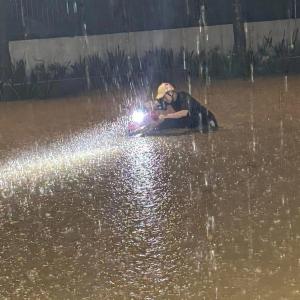 Nước dâng cao trong đêm, nhiều người dân Thái Nguyên lên mạng "cầu cứu"