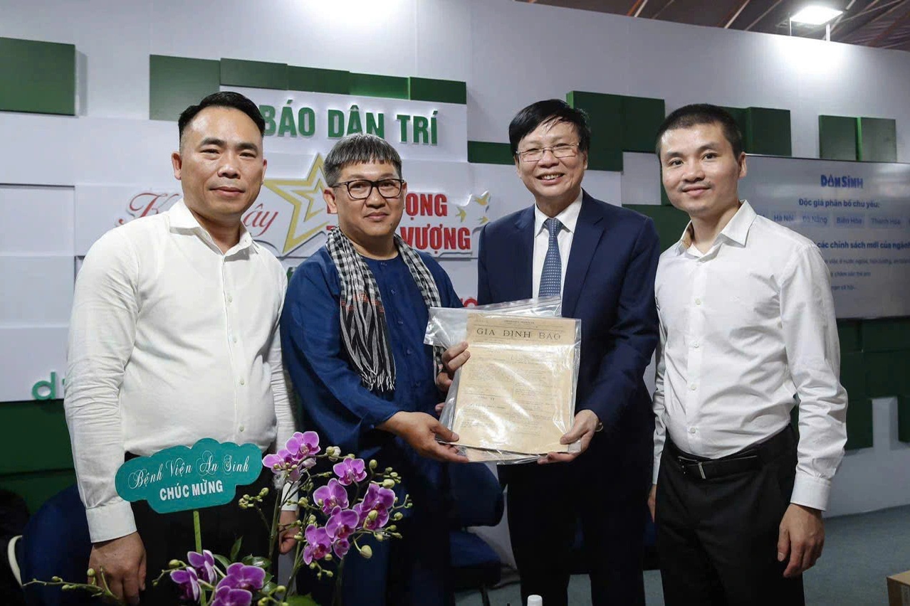 Người gìn giữ ký ức qua những tờ báo xưa