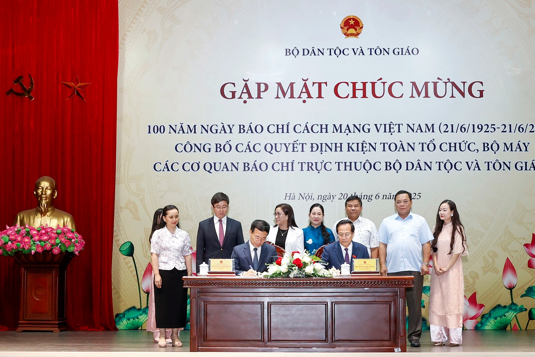 Chuyển giao báo VietNamNet về Bộ Dân tộc và Tôn giáo