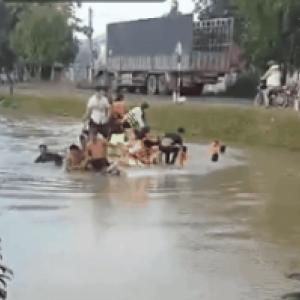 Khoảnh khắc người dân phá cửa cứu 13 nạn nhân trong ô tô rơi xuống mương