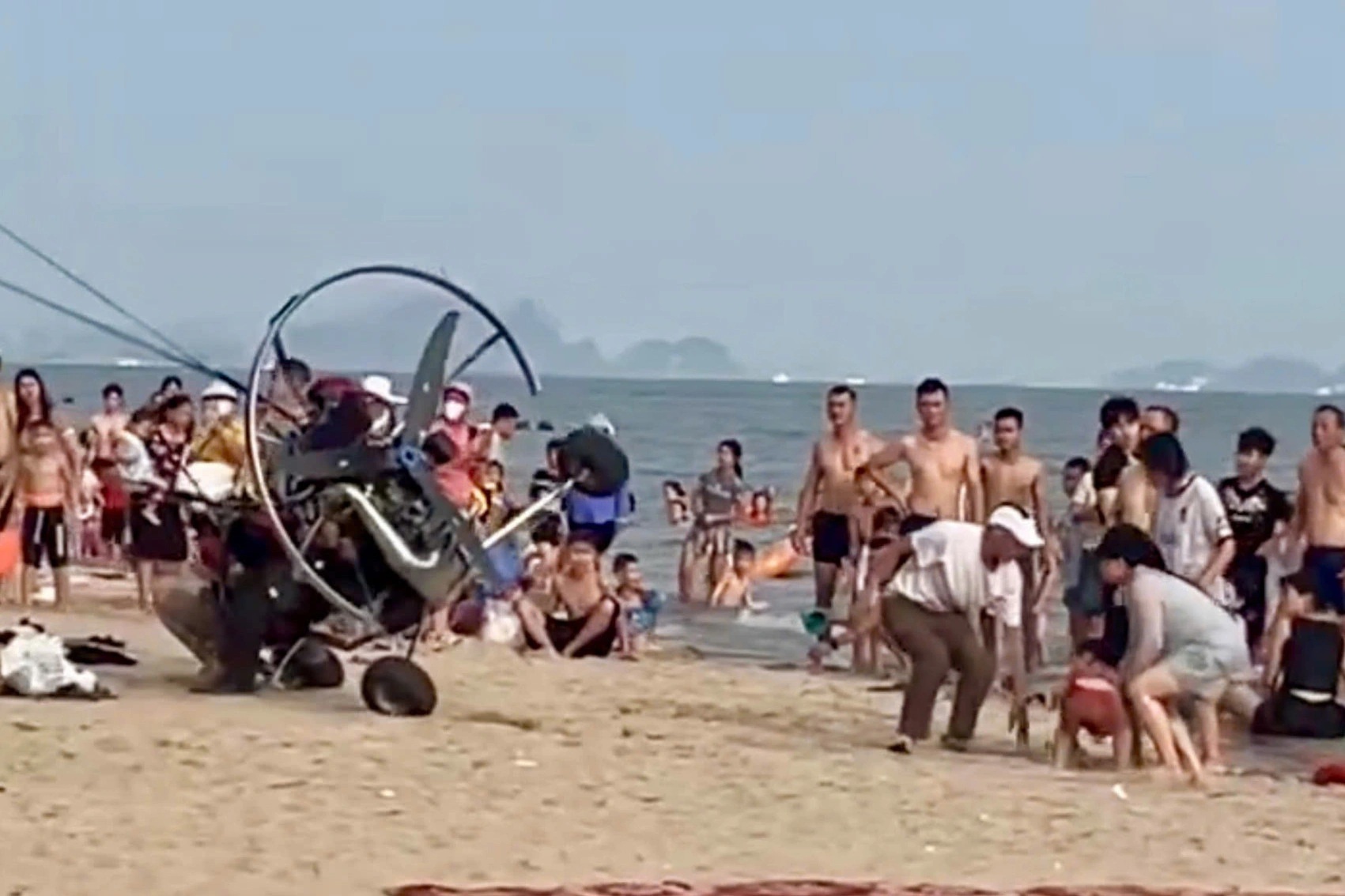Xử phạt một công ty vụ dù lượn có động cơ húc vào du khách ở Bãi Cháy
