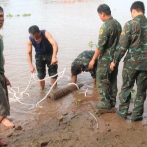 Người dân phát hiện quả bom phá nặng 250 cân Anh dưới sông