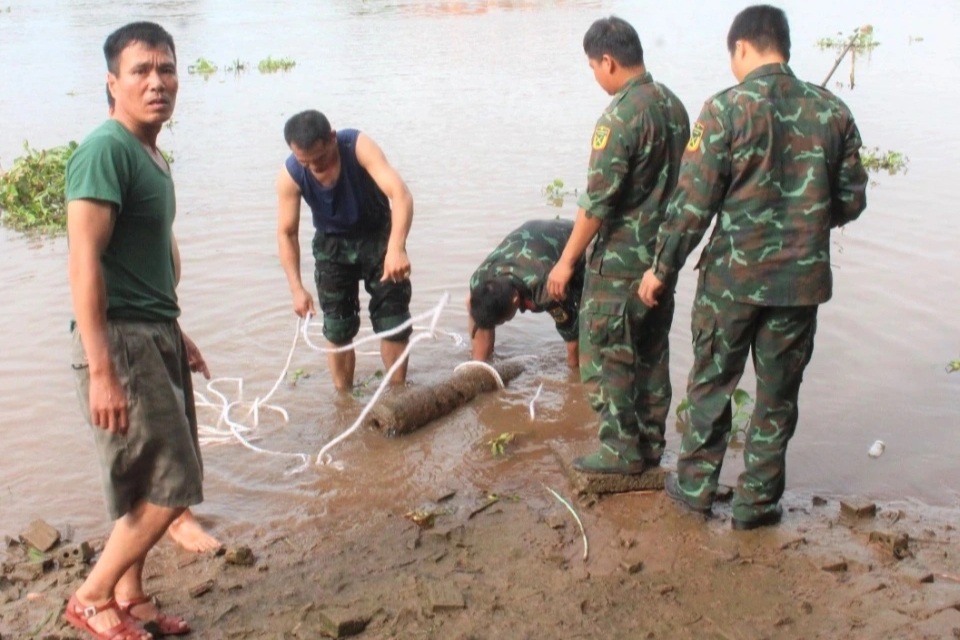 Người dân phát hiện quả bom phá nặng 250 cân Anh dưới sông