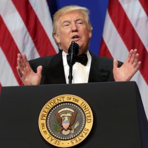 Tổng thống Trump ám chỉ “thay đổi chính quyền ở Iran”