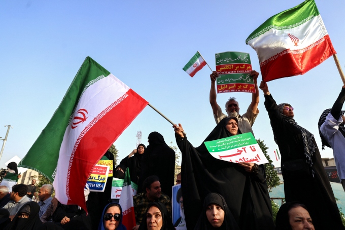 Người Iran dè dặt khôi phục nhịp sống, lo lệnh ngừng bắn sụp đổ