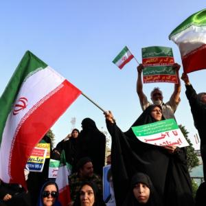 Người Iran dè dặt khôi phục nhịp sống, lo lệnh ngừng bắn sụp đổ