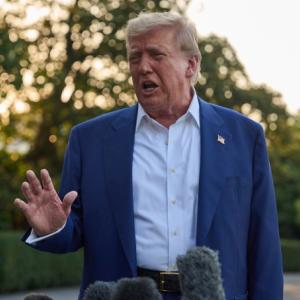 Ông Trump nổi giận, cáo buộc Israel và Iran vi phạm lệnh ngừng bắn
