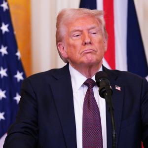 Vì sao ông Trump chưa động binh với Iran giữa lúc "nước sôi lửa bỏng"?