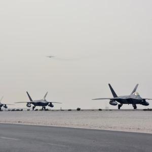 Hàng chục máy bay quân sự Mỹ vắng bóng trên đường băng tại căn cứ ở Qatar