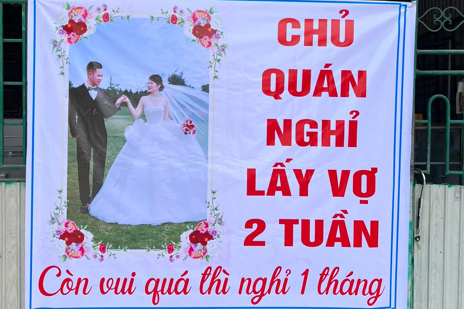 Cưới được vợ xinh, anh chủ treo biển “vui quá nghỉ 1 tháng”