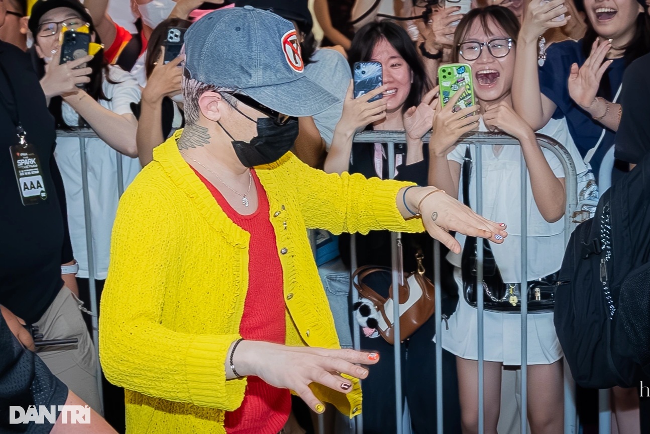 G‑Dragon có mặt tại Hà Nội, "rừng" fan mang hoa cúc đón chào như mở hội