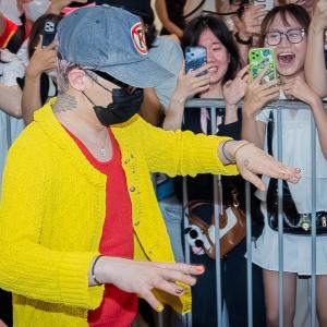 G‑Dragon có mặt tại Hà Nội, "rừng" fan mang hoa cúc đón chào như mở hội